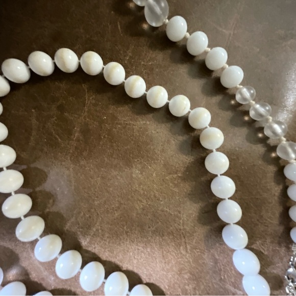 Two Vintage Necklaces White and Frosted Beads Unsigned - Picture 13 of 13